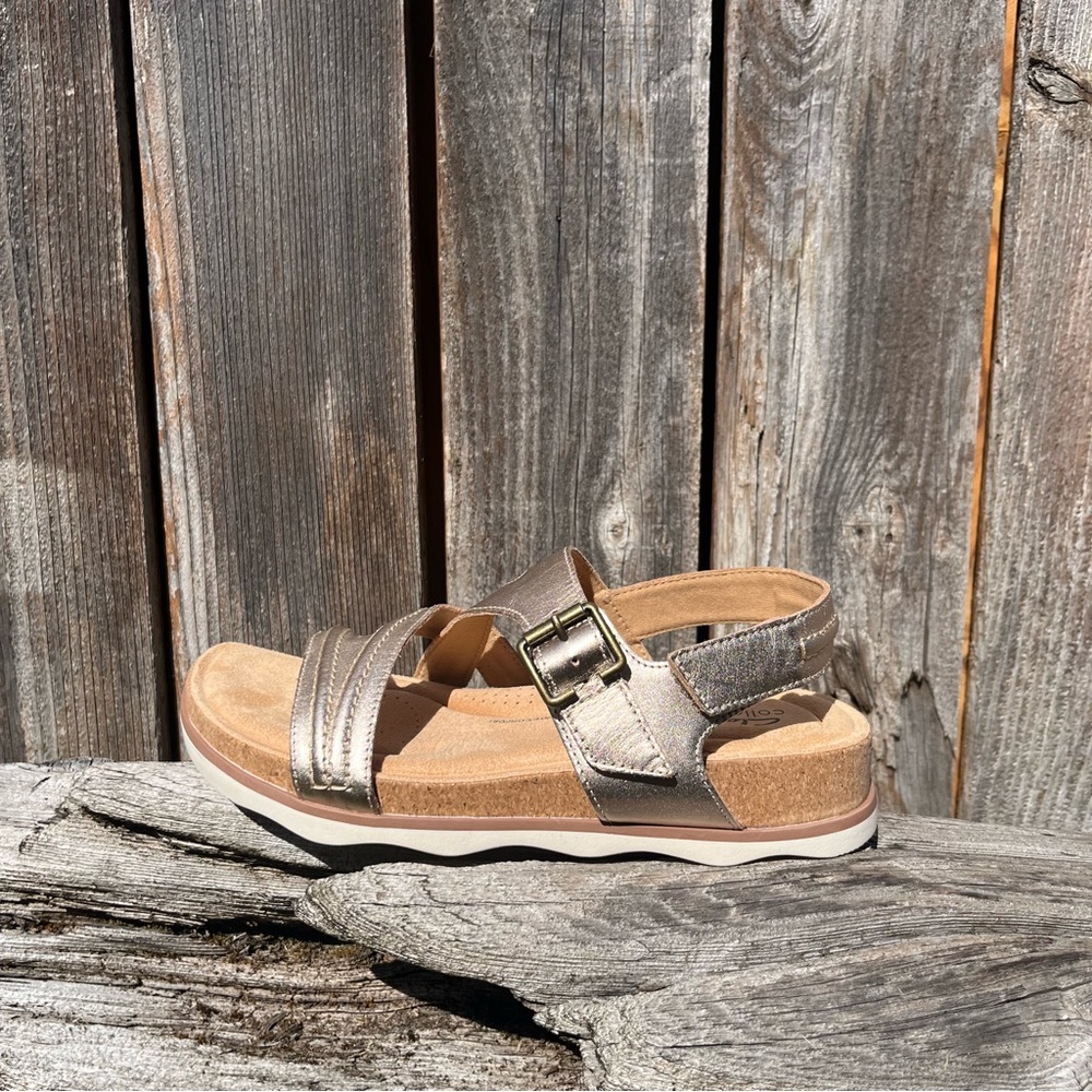 Clarks Collection Brynn leather cushioned rose gold sandals size 7.5 wide
